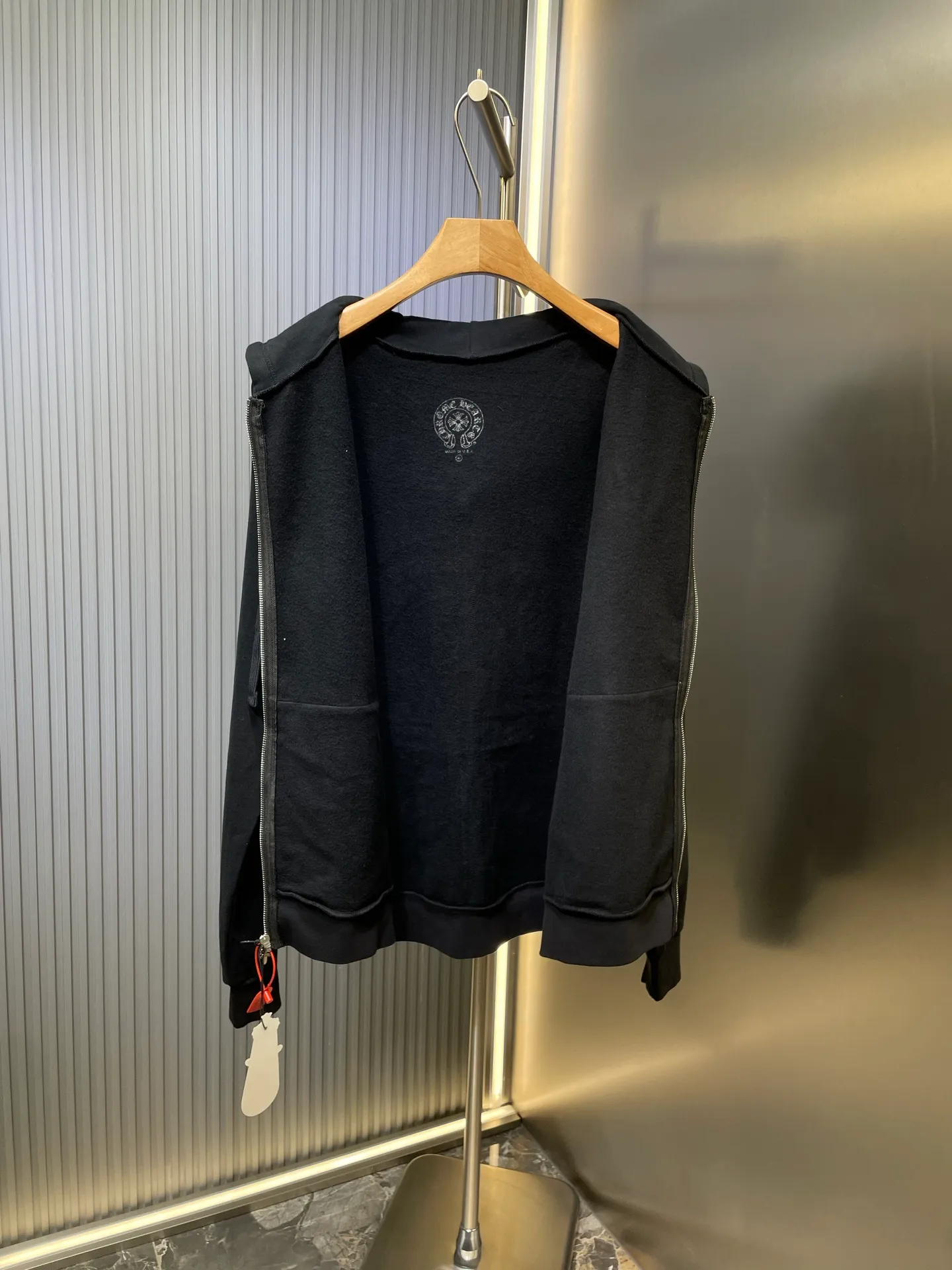 P480 Chrome Hearts 🌟Letter-printed zipper jacket, custom-made plain suede cotton, delicate and smooth, comfortable and close to the skin, with deep black as the base, plain white lines with sharp cracks, the front cross flower totem is precisely embellished on the chest, and the gray CH pattern is looming on the hem to control the visual focus. The scroll mantra is outlined on the back like an ancient seal, rugged and delicate coexist. The zippered hooded silhouette deconstructs the lazy drape carrying suede. It whispers that I am the rock oracle of the rules. A rebellious ceremony about wearing and performing. Process 1: Use glue printing. The printing is modified three times by the film screen. Use glue liquid paint to print the pattern on the fabric. Bake the fabric to fix the printed pattern. Process 2: The fabrics are washed and have a better hand feel. Not easy to deform. Not easy to shrink. Not easy to fade. Maintain long-term beauty. Accessories: Customized 1:1 CH Zipper Customized 1:1 CH Logo Fit: Loose Fit Size: S M L XL